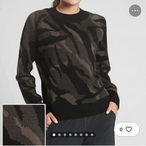 ATHLETA Jacquard Crew Sweater Pullover Merino Wool Sz L Camo Digi Casual